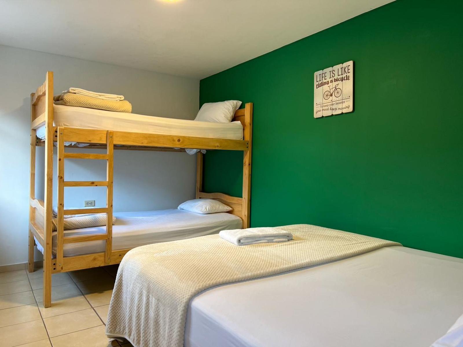 The Urban Getaway - 4 Bedrooms 3 Bath Apartment Banos (Tungurahua)